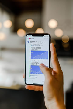 Personen arbeiten an Kampagnen im digitalen Marketing Kurs